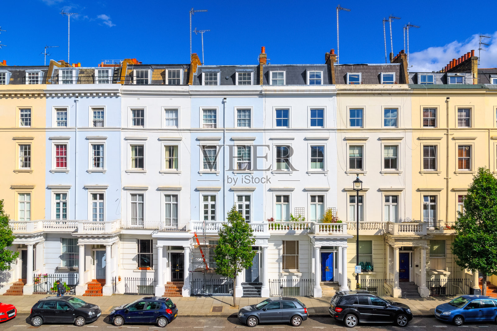 伦敦五颜六色的联排房屋的正面照片摄影图片