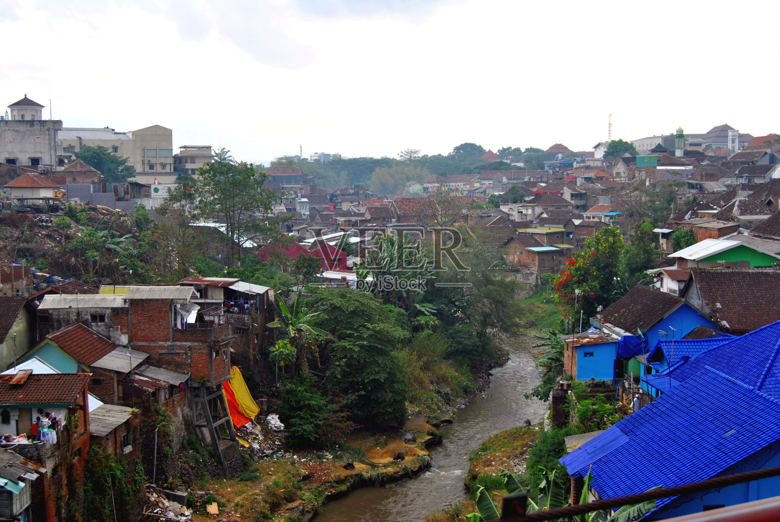 马迪潘色彩斑斓的村庄，可怜的马迪潘照片摄影图片