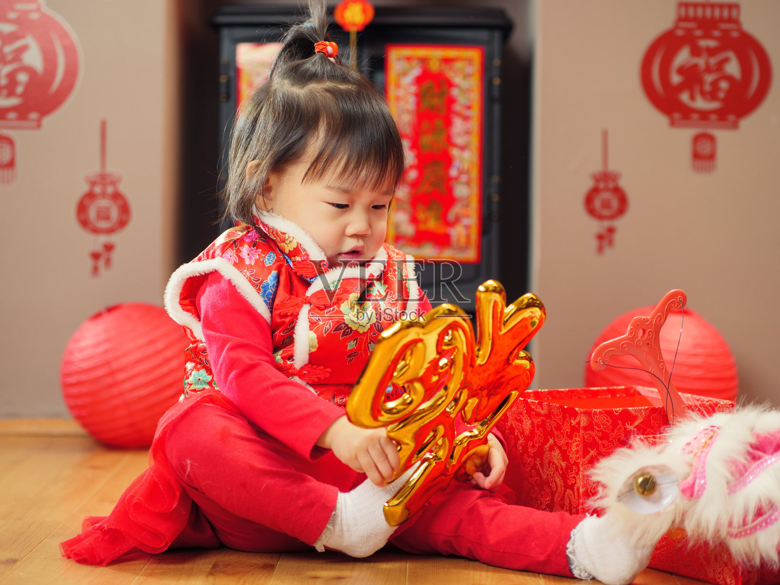 中国女婴庆祝中国新年照片摄影图片