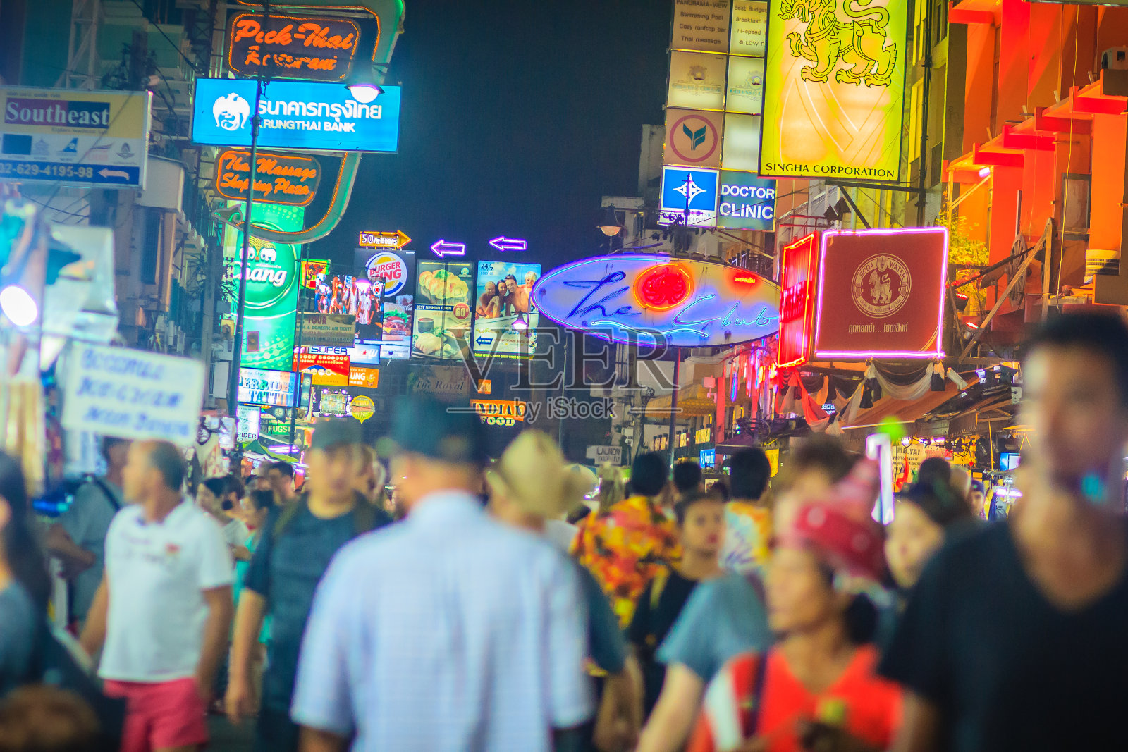 泰国曼谷——2017年3月2日:游客和背包客在考山路夜市参观。考山路是曼谷著名的廉价酒店和宾馆区。照片摄影图片