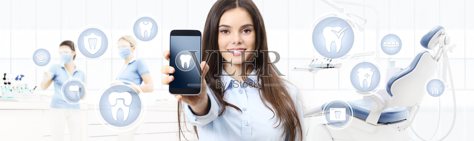 牙科保健微笑的女人显示智能手机，牙齿图标和符号的牙科诊所与牙医的椅子背景网络横幅模板照片摄影图片