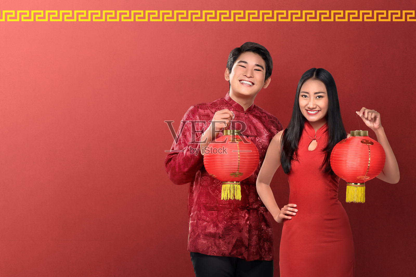 美丽的中国夫妇拿着红灯笼在红色的背景照片摄影图片
