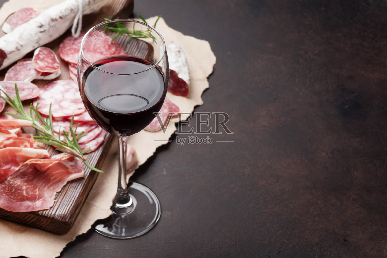 意大利腊肠，香肠，意大利熏火腿和葡萄酒照片摄影图片