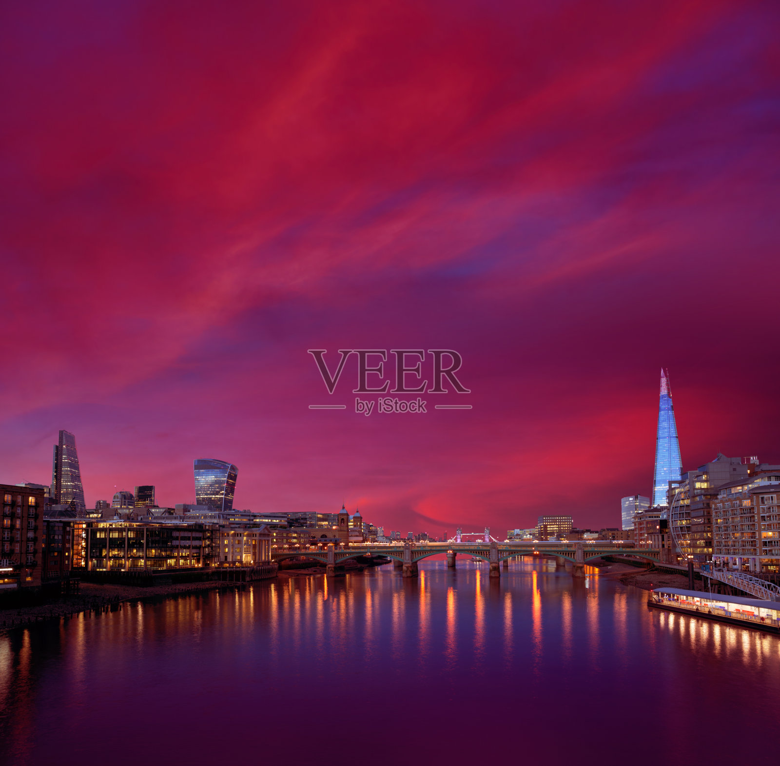 伦敦天际线日落在泰晤士河上照片摄影图片
