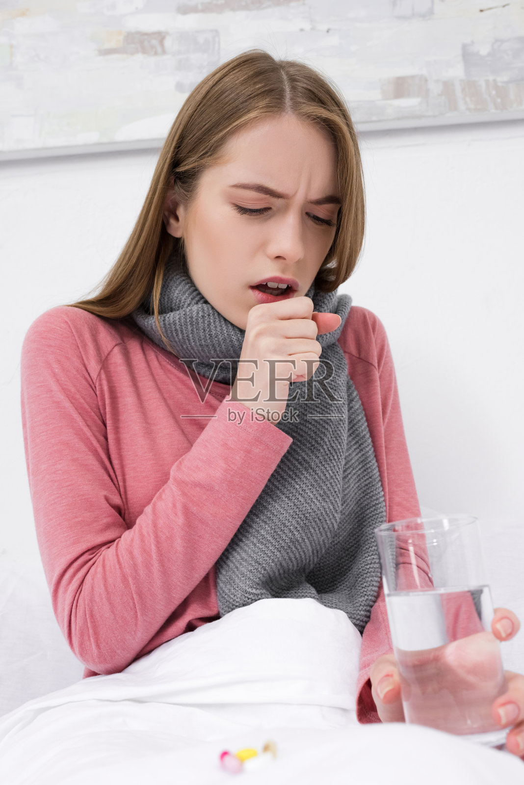咳嗽妇女与水和药丸照片摄影图片