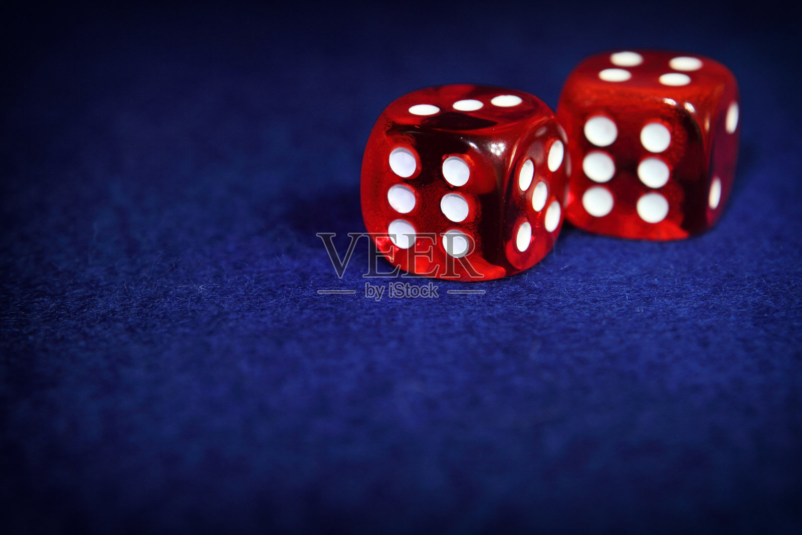 红色赌场骰子在蓝色的背景照片摄影图片