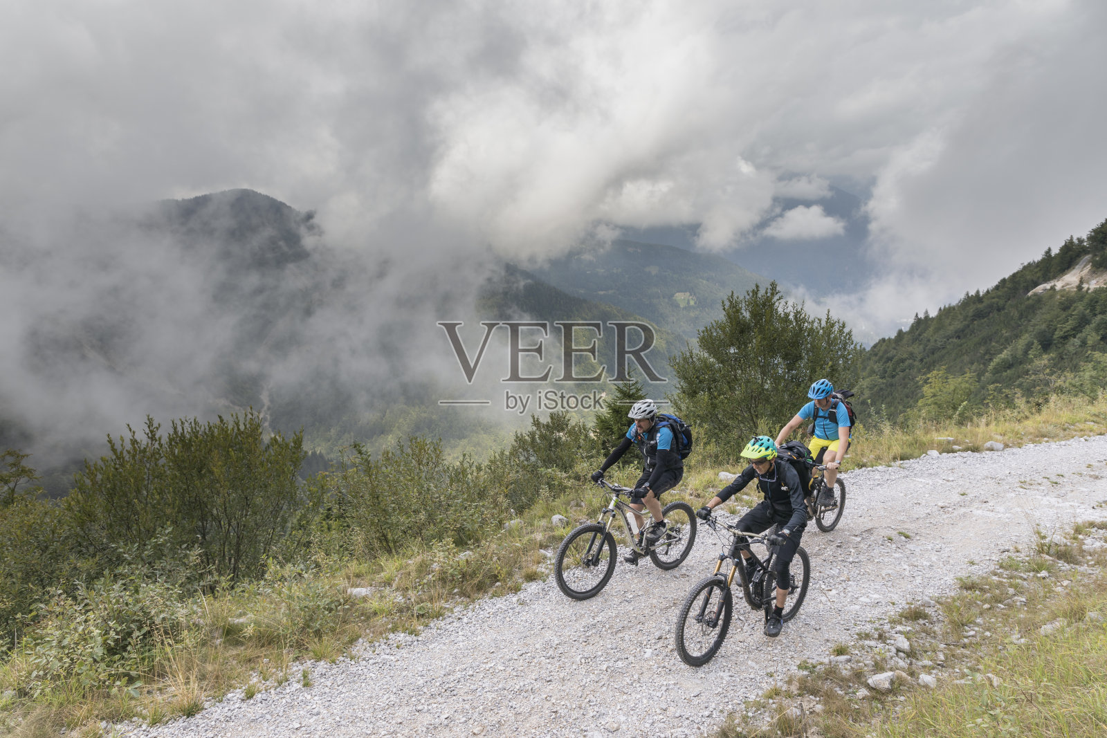 在意大利的弗连山脉上骑山地自行车。照片摄影图片