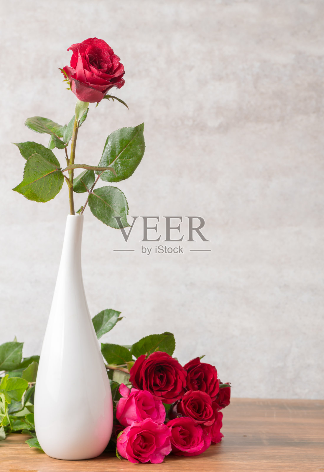 白色花瓶和大理石背景上的红玫瑰照片摄影图片
