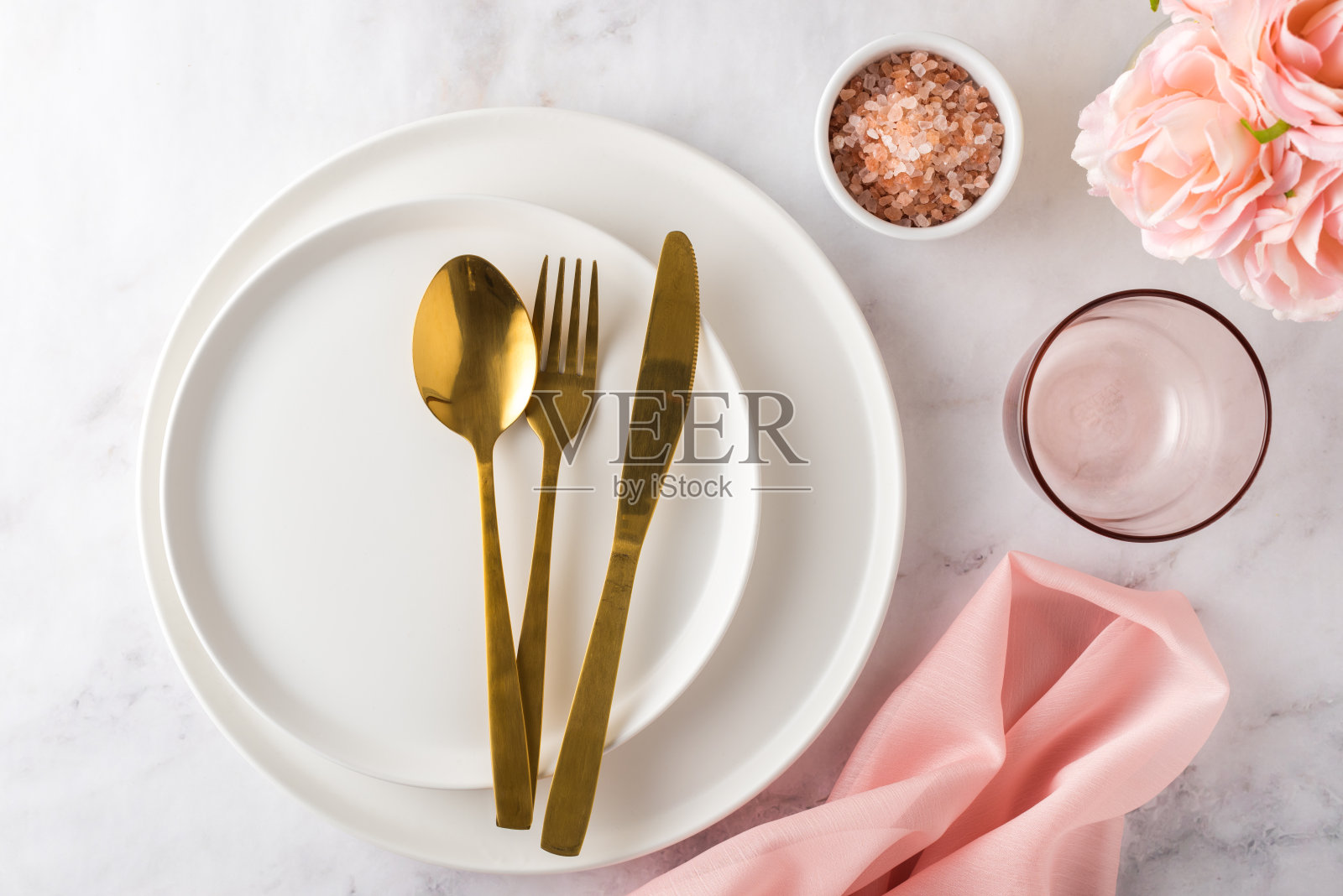 白色和金色的餐具照片摄影图片