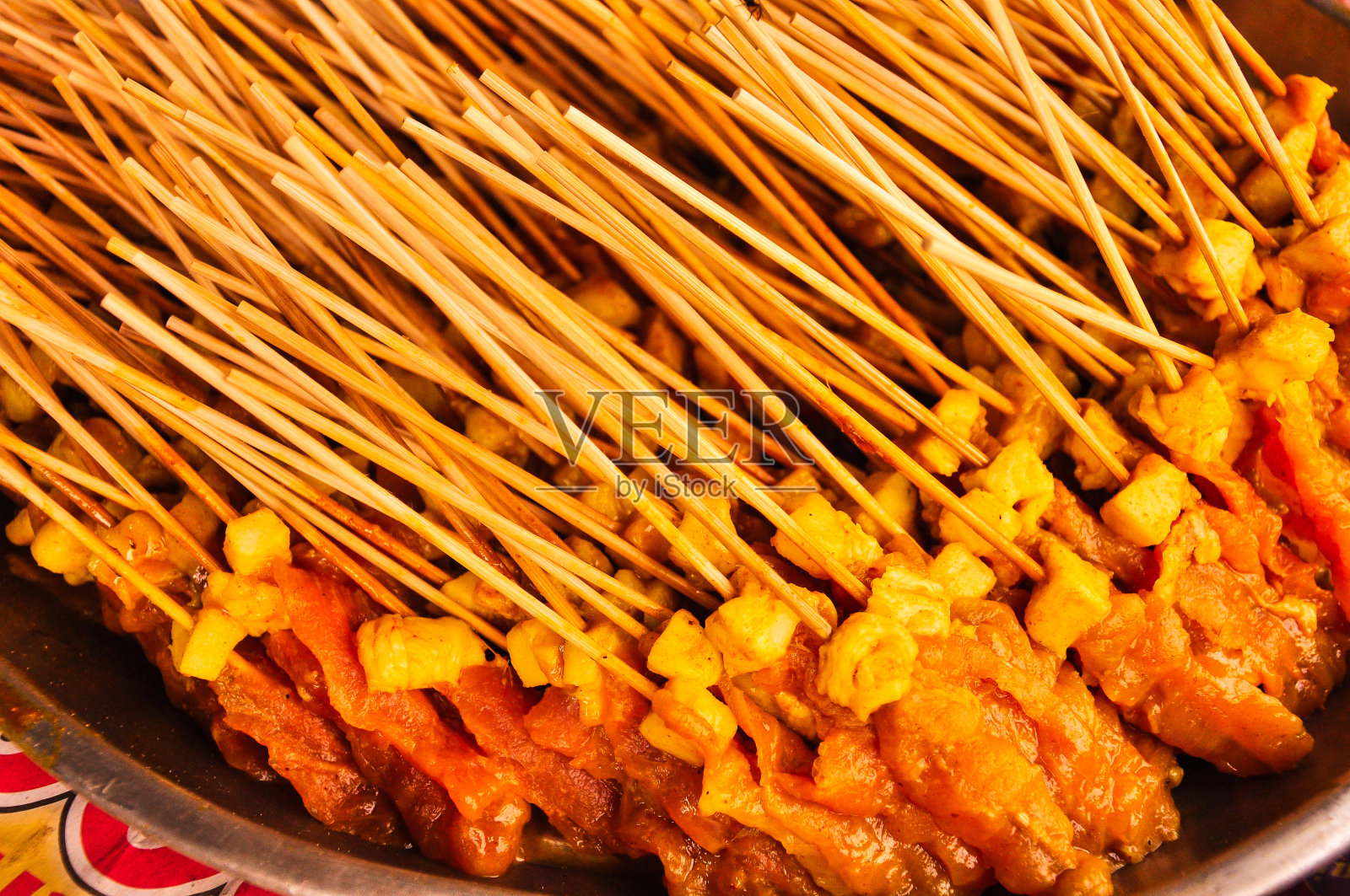 沙嗲猪肉是传统的泰国牛排烤猪肉，很受欢迎的食物照片摄影图片