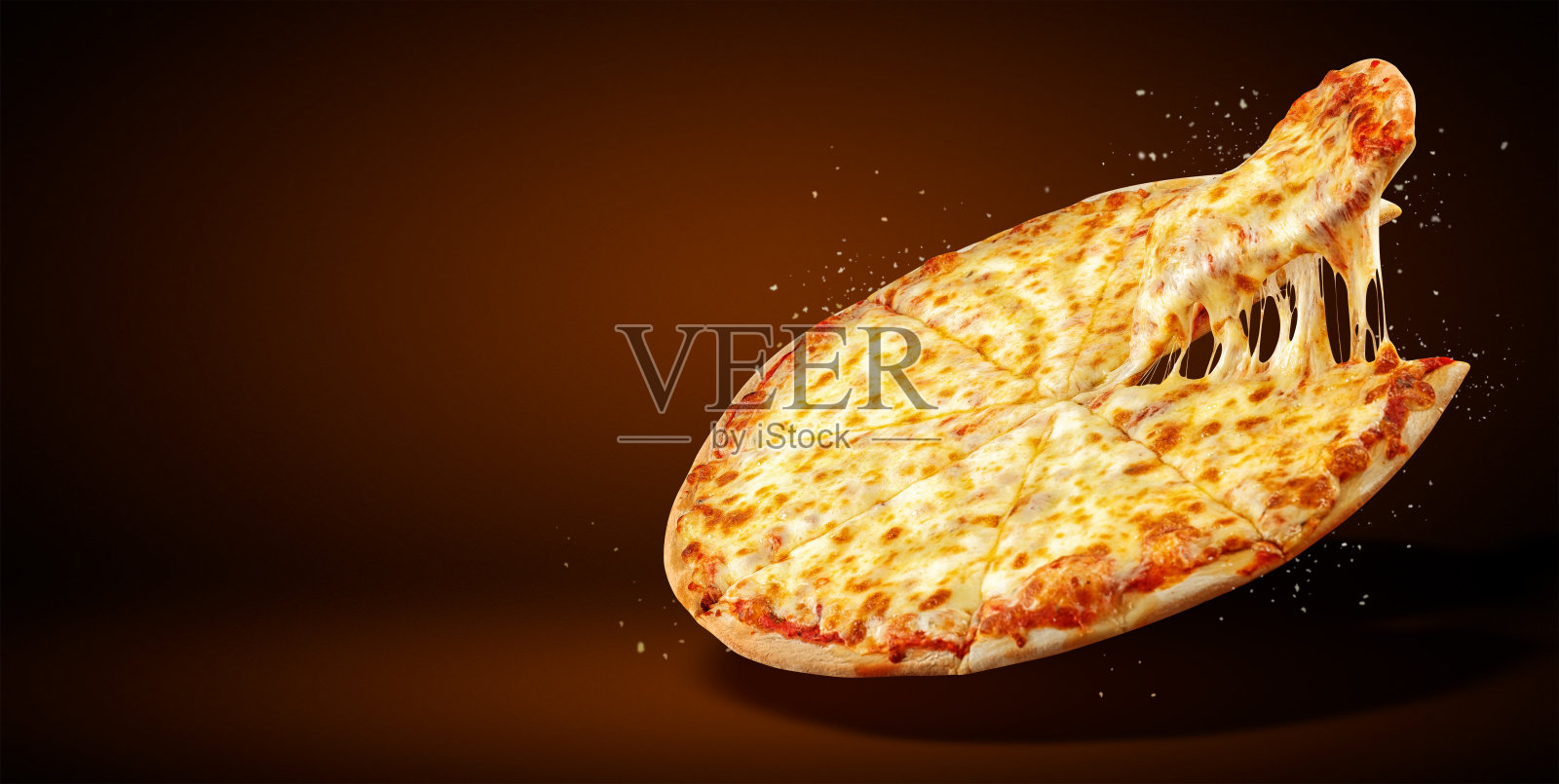 餐厅或披萨店的概念宣传传单和海报，美味的玛格丽塔披萨模板，马苏里拉奶酪，樱桃番茄和复制空间的文字照片摄影图片