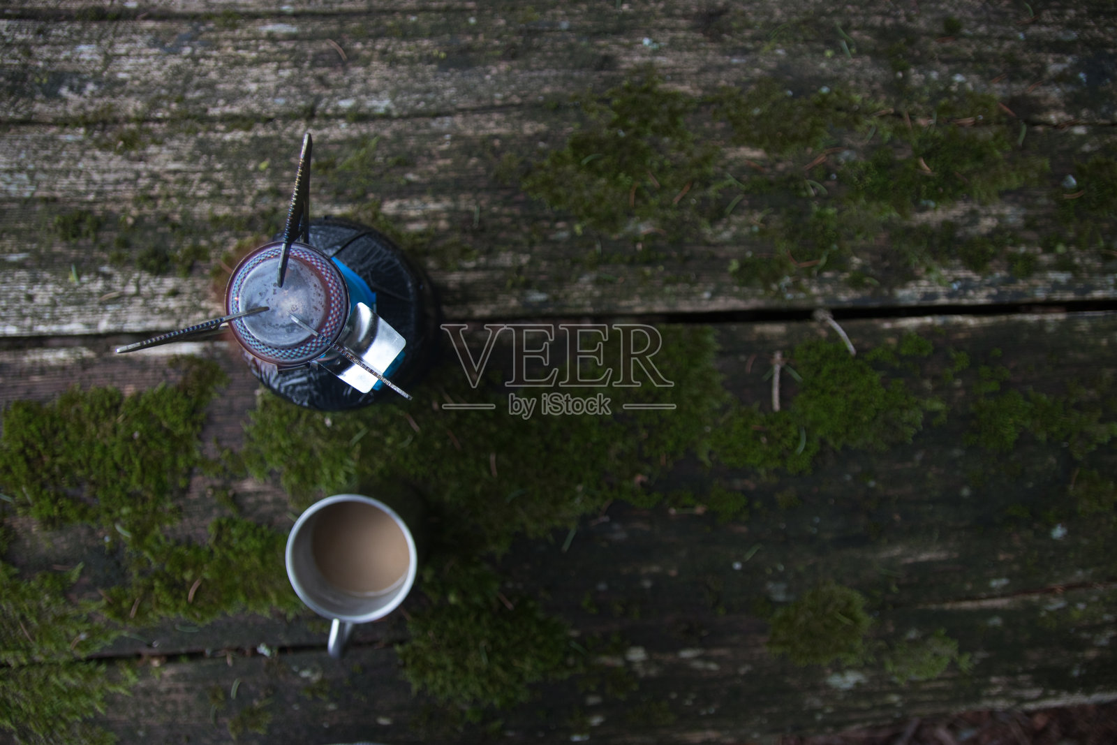 咖啡杯，野营炉顶视图与复印空间照片摄影图片