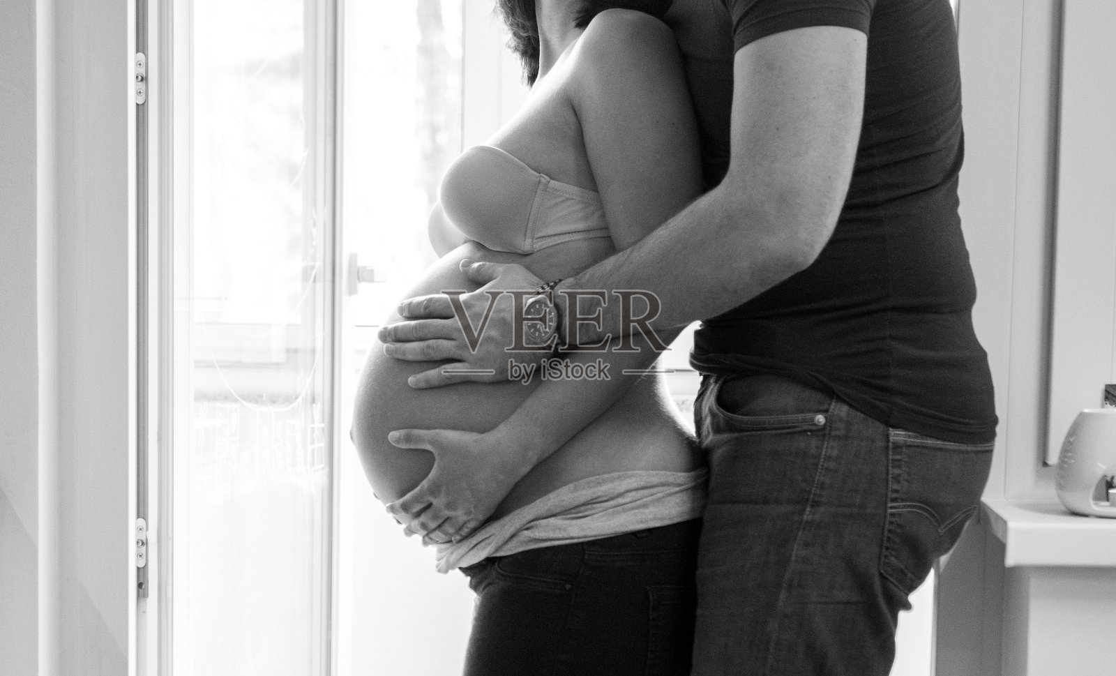 男人拥抱他怀孕的妻子照片摄影图片