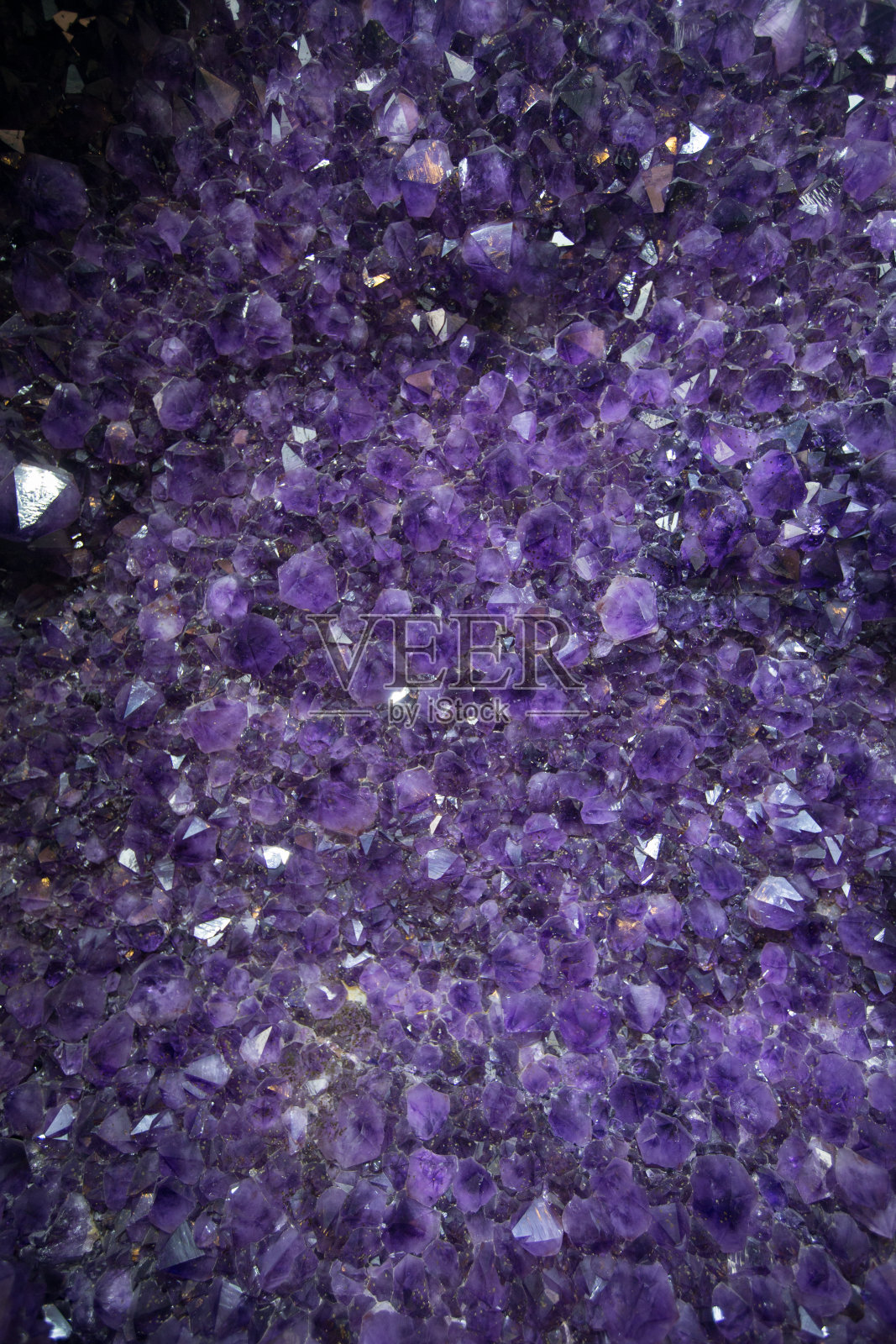 水晶石矿物表面有紫色粗紫水晶、紫晶石英晶体、紫晶晶晶晶。次珍贵的宝石照片摄影图片