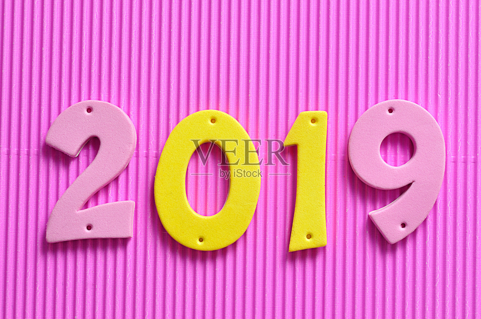 粉红色背景上的粉色和黄色数字2019照片摄影图片