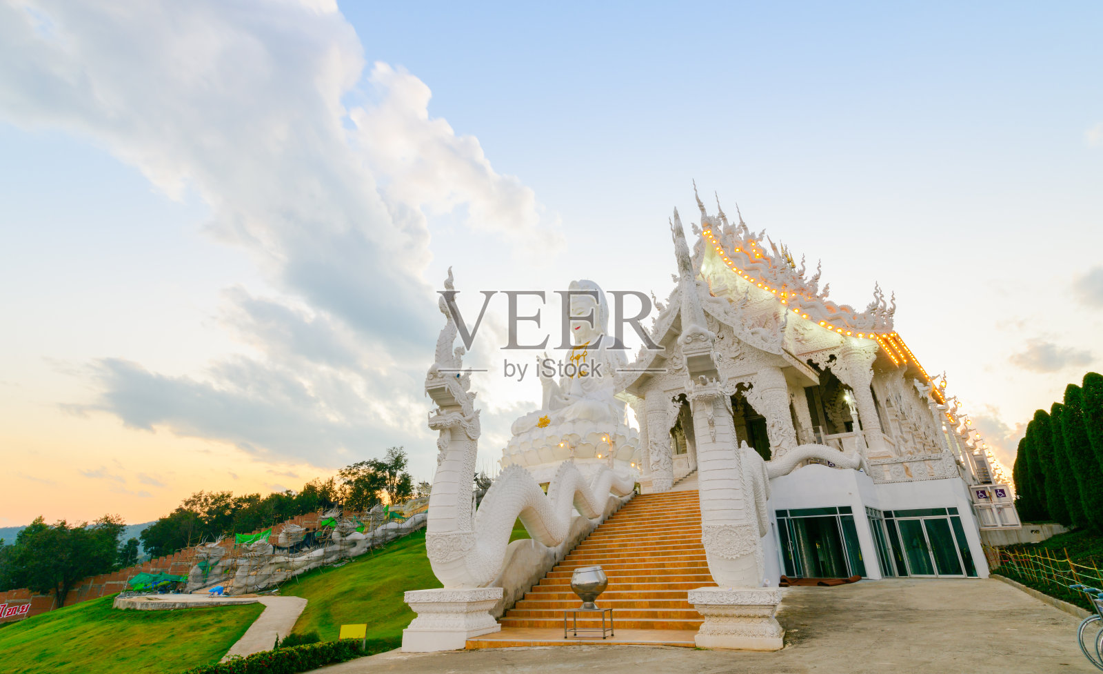 淮pla康寺的双龙和观音雕像照片摄影图片