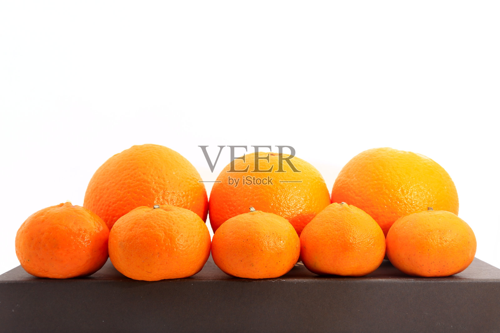 一组小的和大的橘子或柑桔孤立在白色照片摄影图片