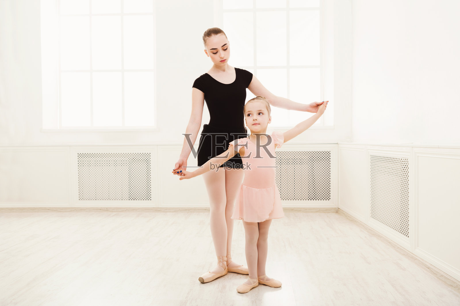 小女孩跟着老师抄空间学芭蕾照片摄影图片