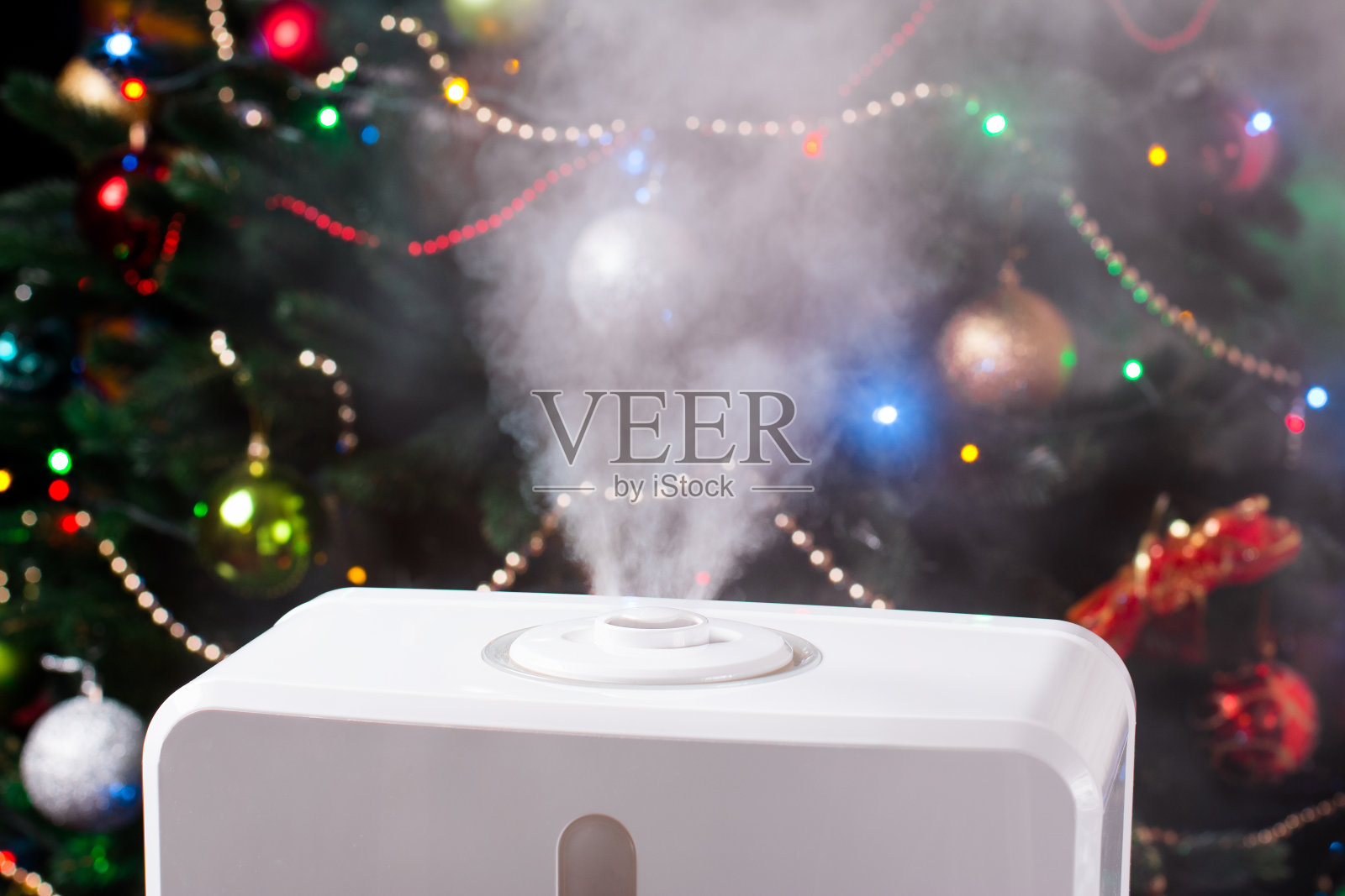 圣诞背景上加湿器的蒸汽照片摄影图片