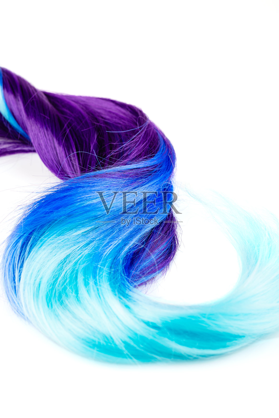 卷曲的、卷的、闪亮的紫色头发在白色的背景上照片摄影图片