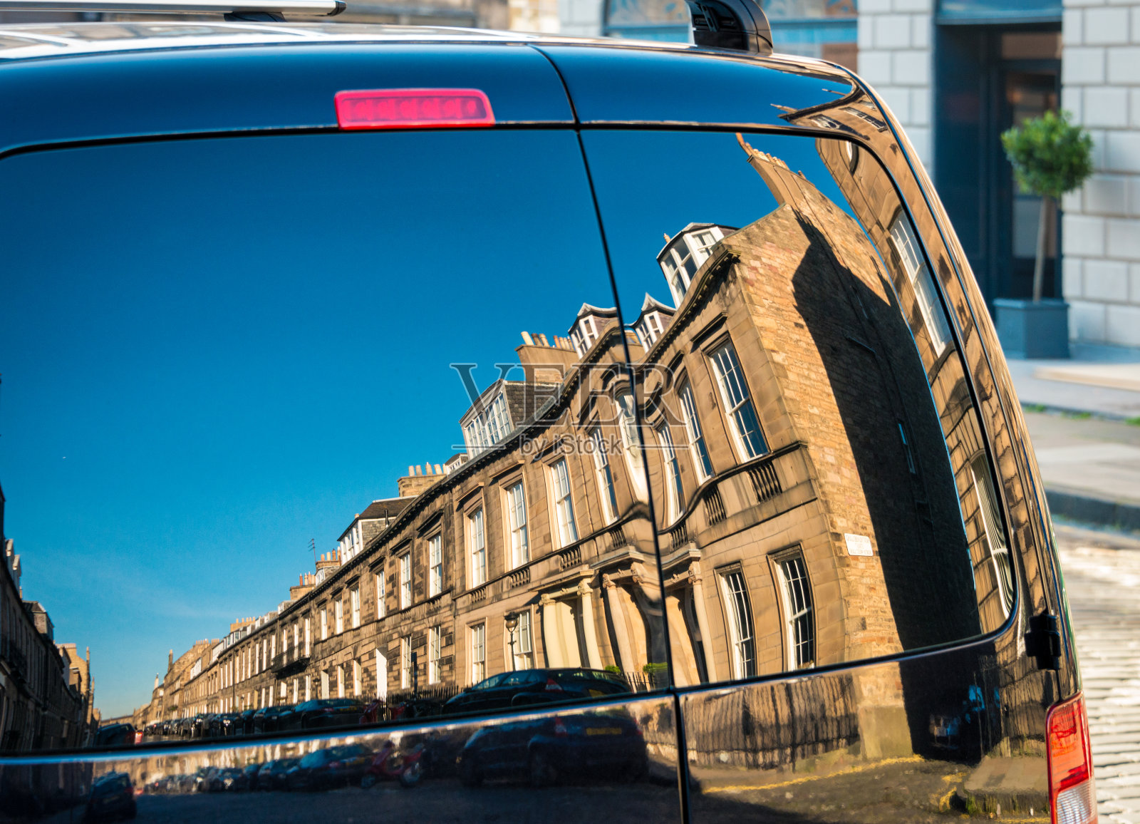 爱丁堡大街反映在面包车的油漆上照片摄影图片