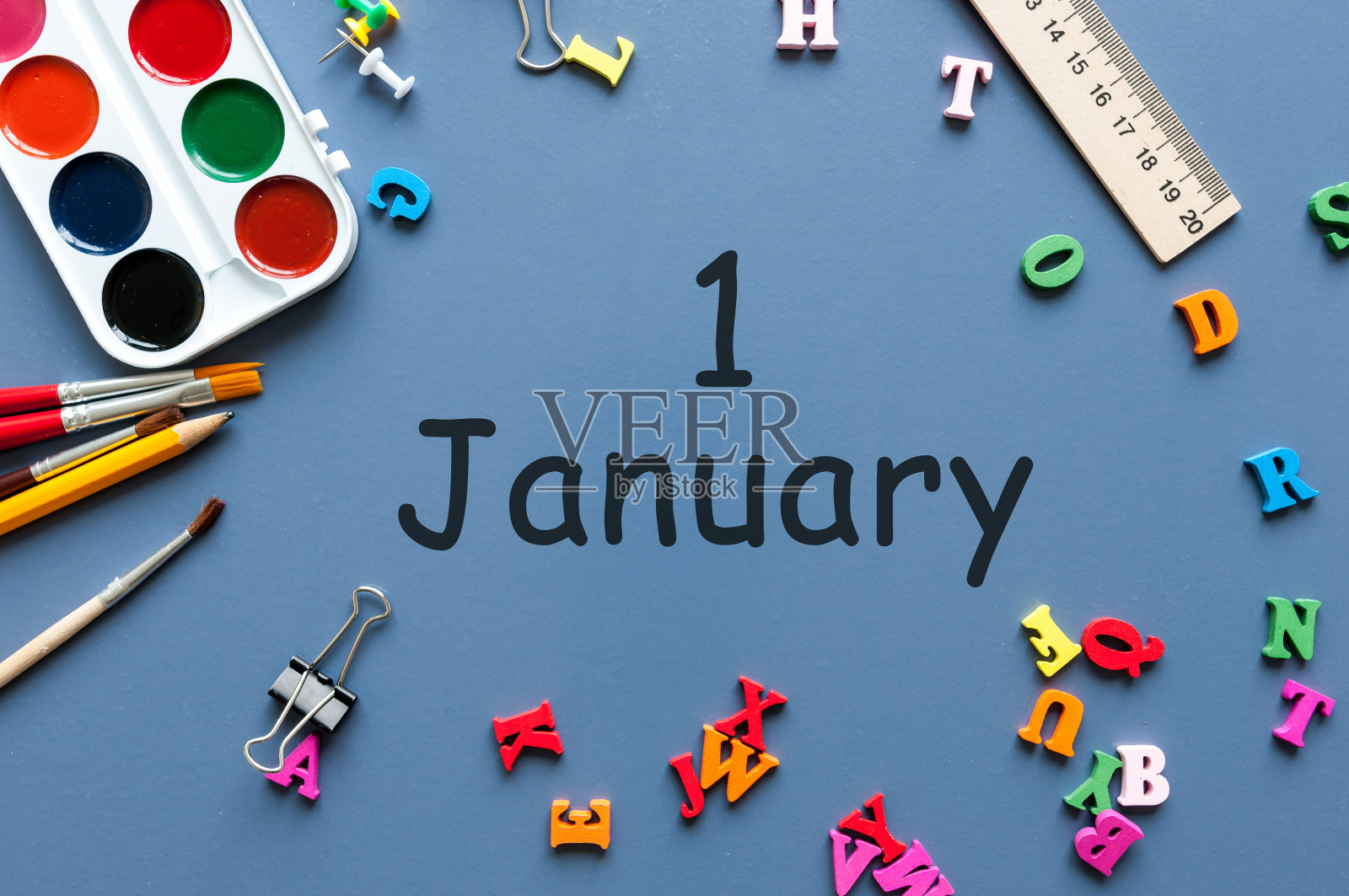1月1日。一月的第一天，日历上的蓝色背景与学校用品。冬天照片摄影图片