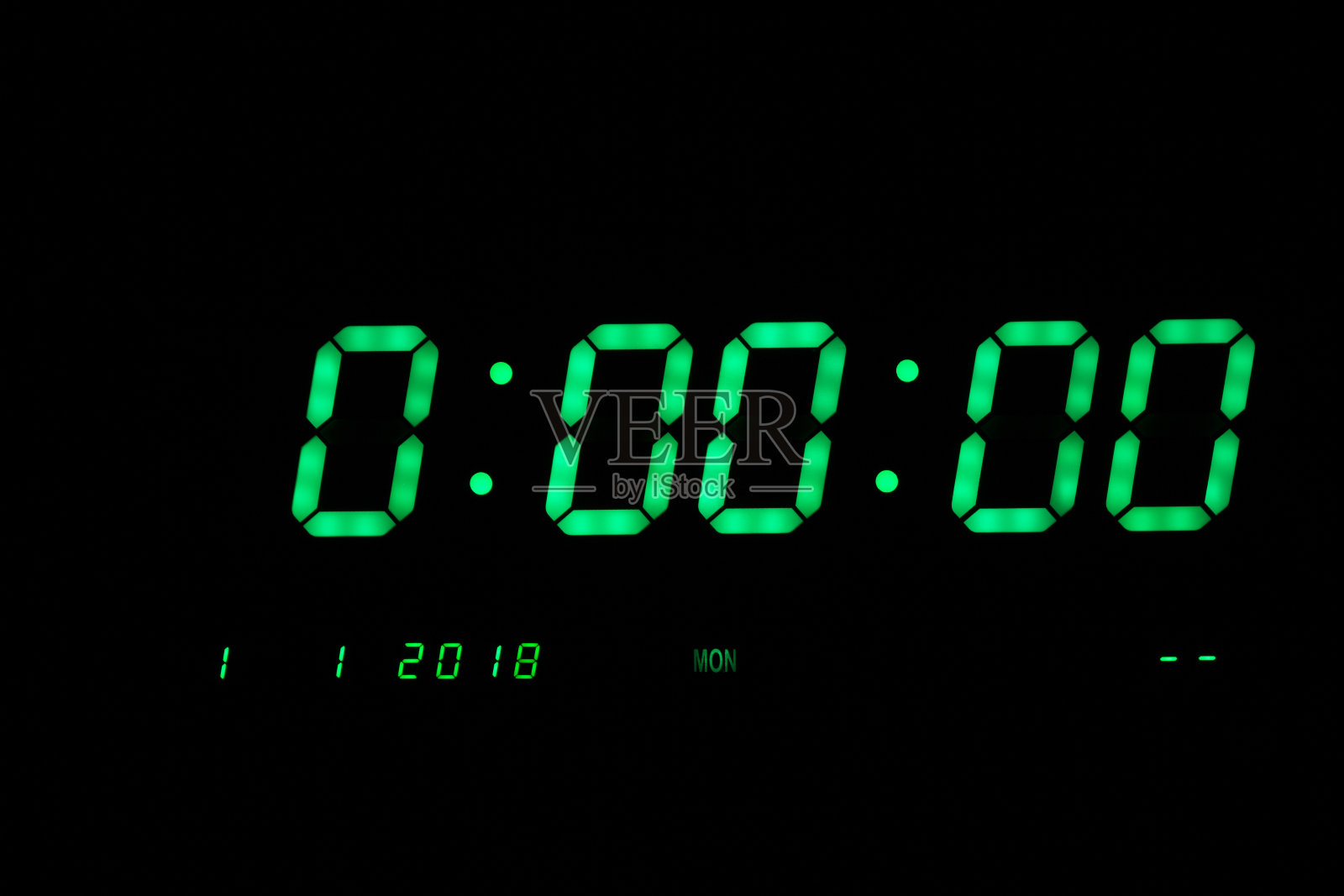 绿色数字LED时钟显示2018年的第一和第二在黑色背景。照片摄影图片