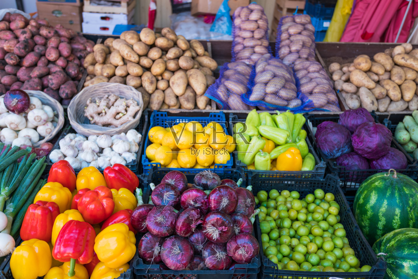农贸市场的新鲜有机蔬菜照片摄影图片