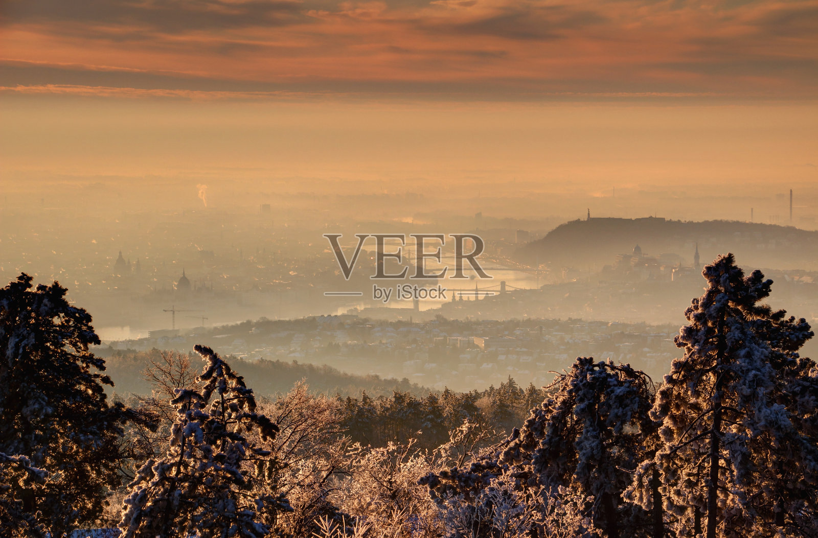 在冬天的晨雾中，布达佩斯和多瑙河上空闪耀的日出照片摄影图片
