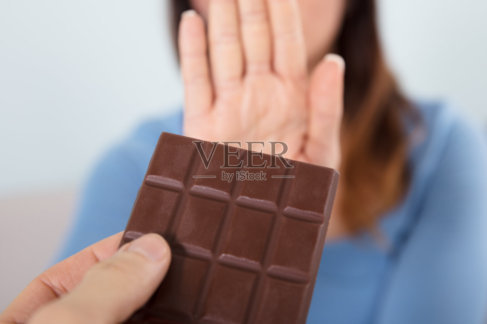 女人拒绝巧克力棒照片摄影图片