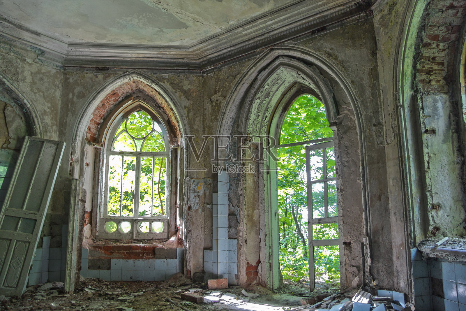 赫沃斯托夫一座废弃的哥特式大厦的老腐朽的门口照片摄影图片