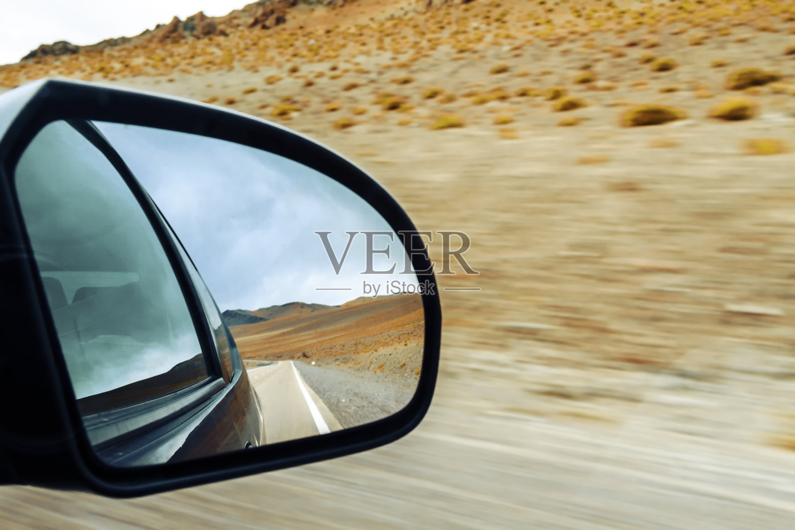 阿根廷卡塔马卡山风景汽车的后视镜照片摄影图片