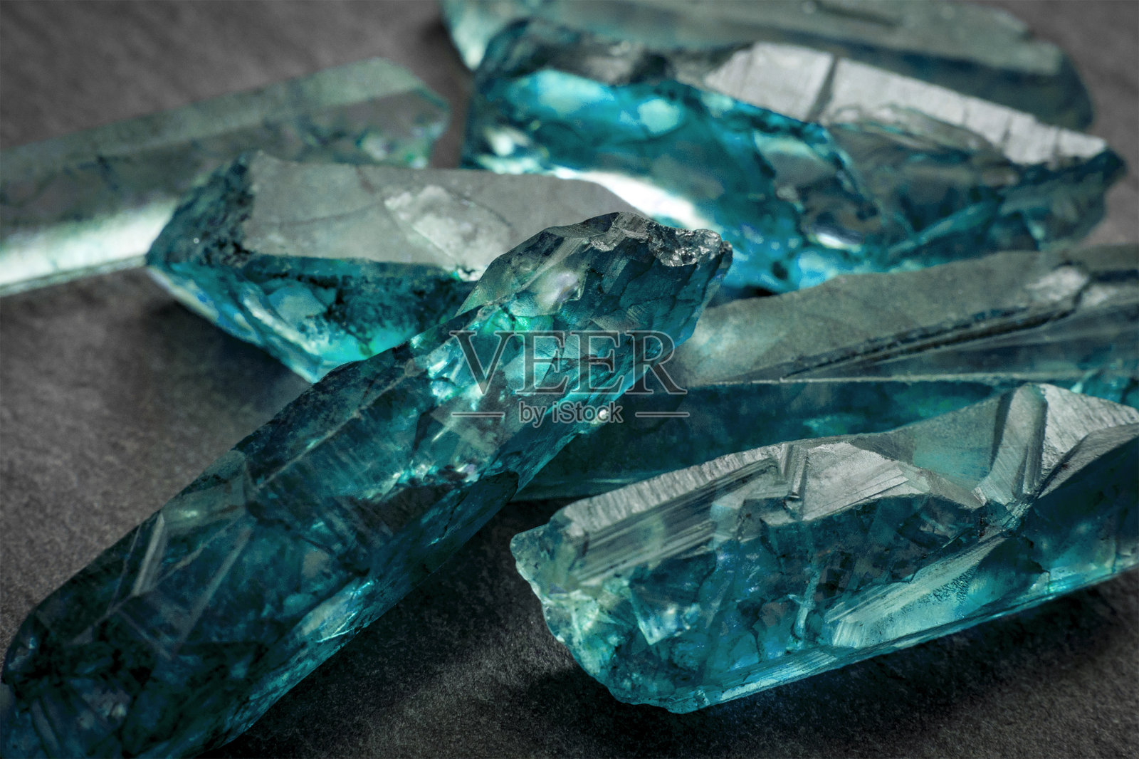 海蓝宝石和原始水晶宝石照片摄影图片