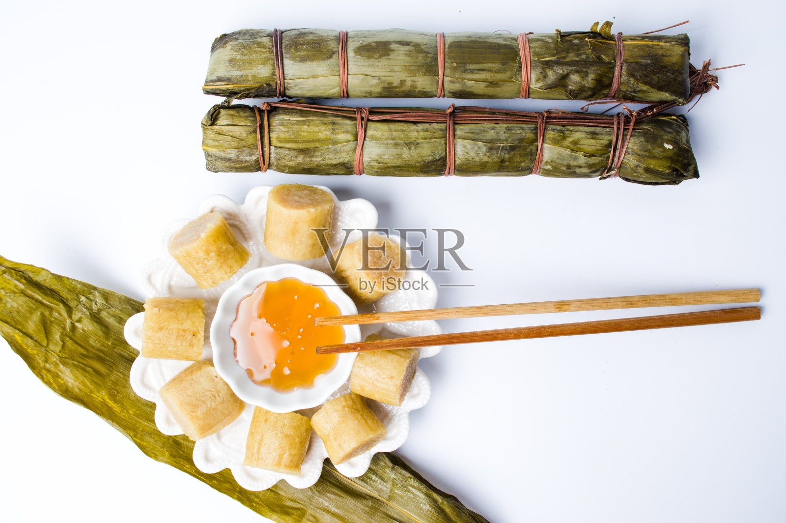 筷子与片粽子为端午节从餐桌上照片摄影图片