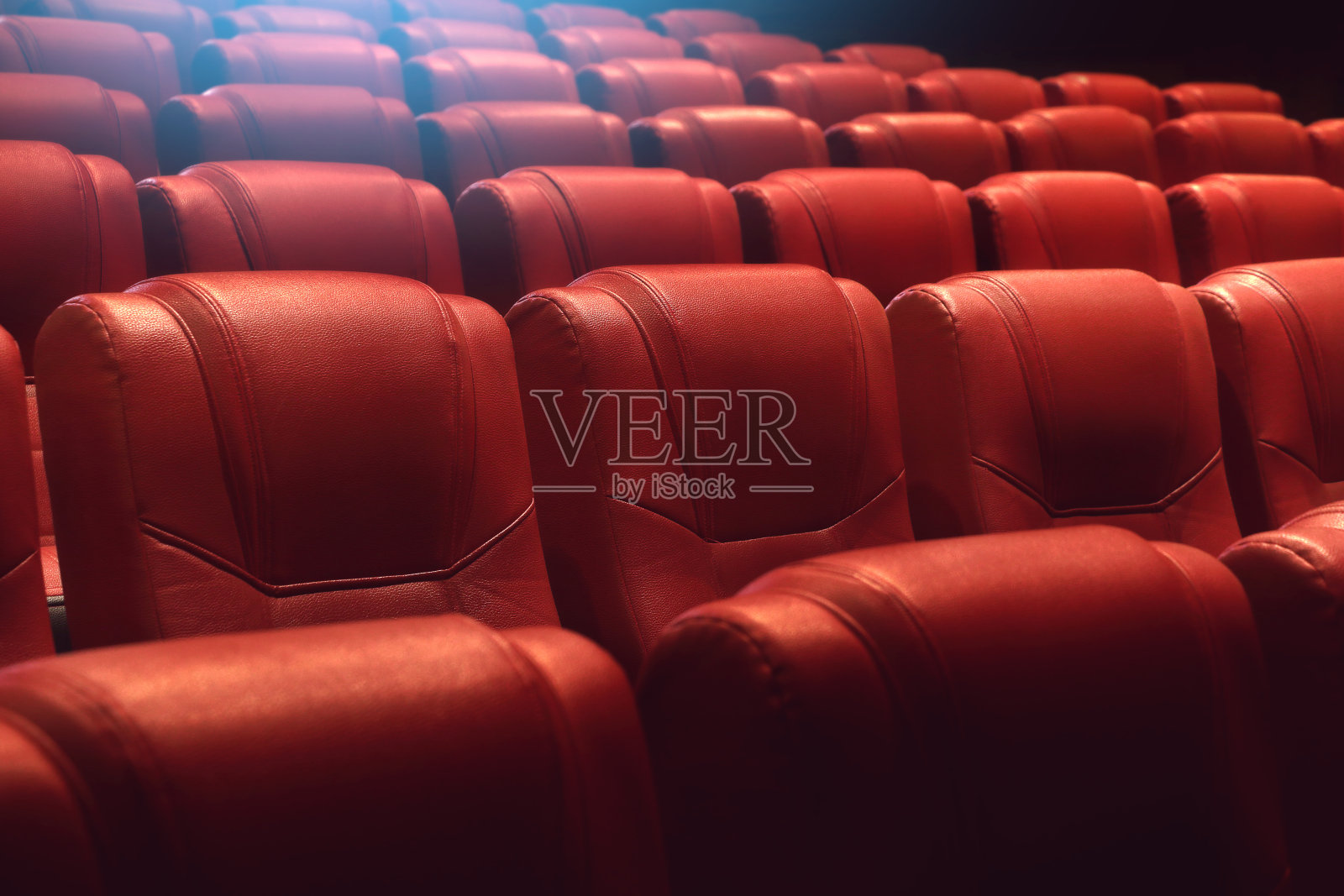 有红色座位的空剧院、礼堂或电影院照片摄影图片