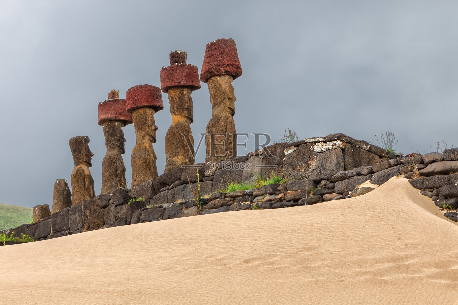 智利复活节岛阿纳金纳海滩上阿胡瑙瑙仪式台上的摩埃石像。照片摄影图片