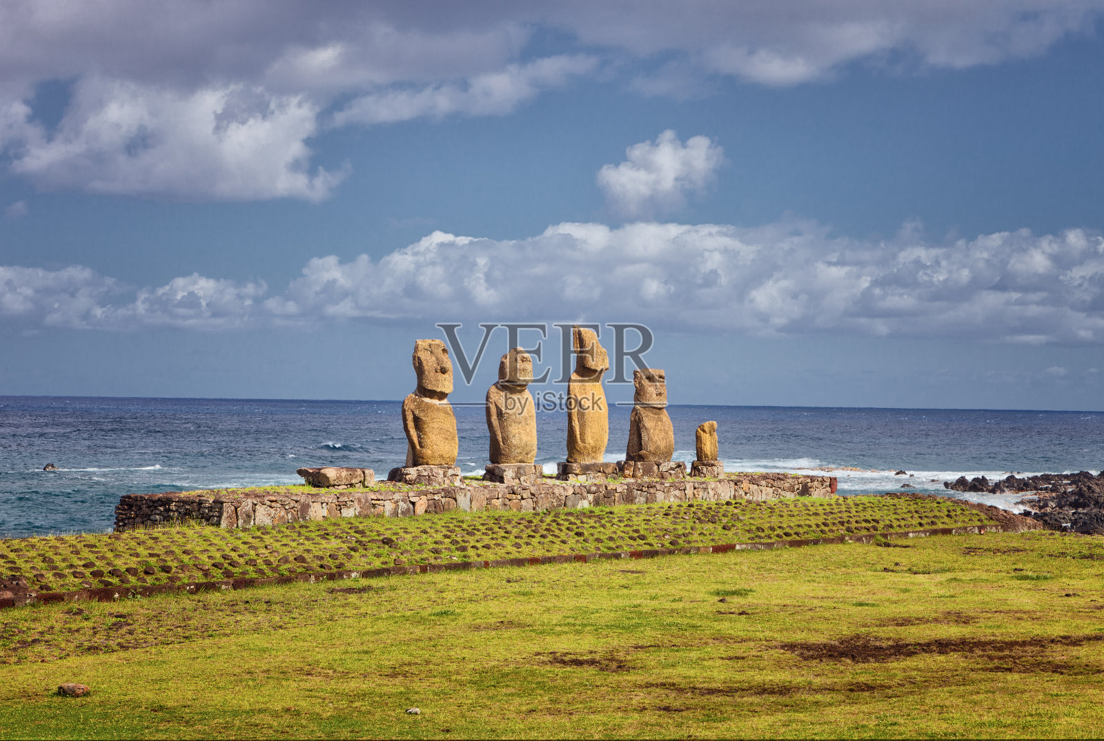 阿胡塔海是复活节岛(智利)塔海仪式建筑群中三个修复的阿胡之一。照片摄影图片