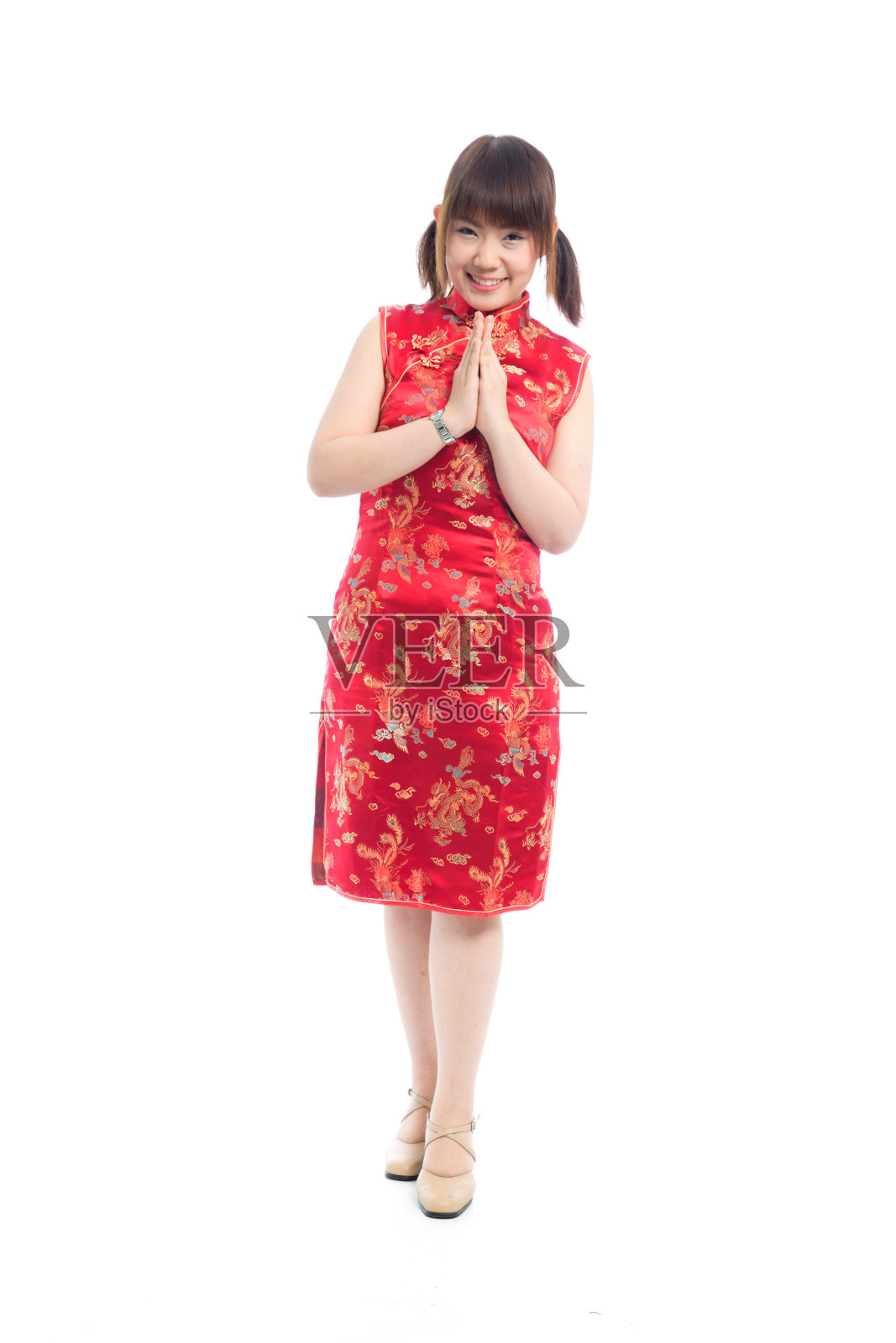 可爱的亚洲年轻女子，穿着传统的红色中国服装短袖，旗袍，旗袍或马褂。照片摄影图片