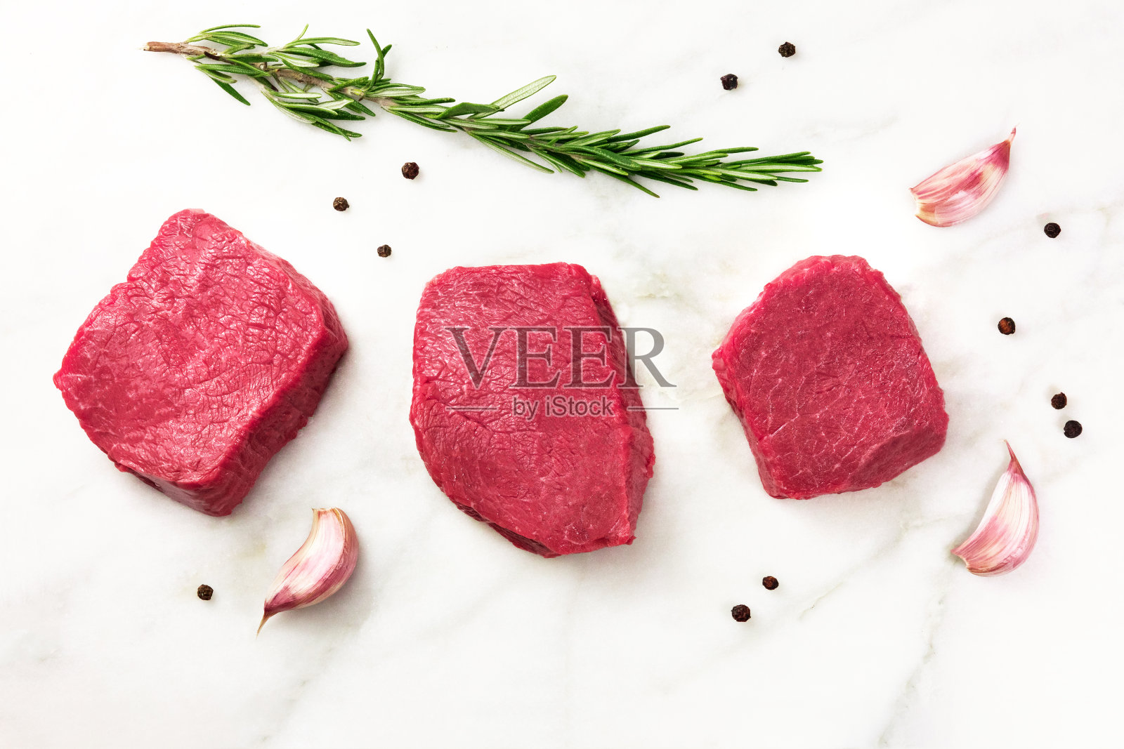 三片带调味料的生肉照片摄影图片