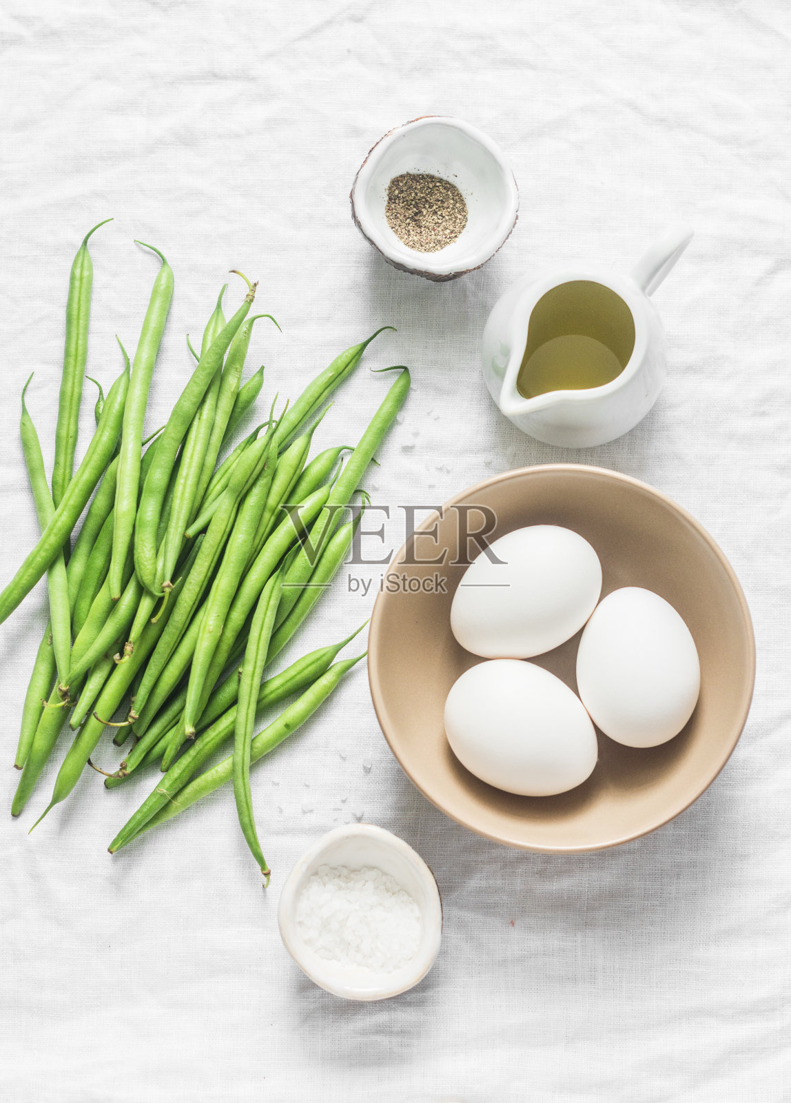 健康食品配料-鸡蛋，绿豆，橄榄油白色背景，俯视图照片摄影图片