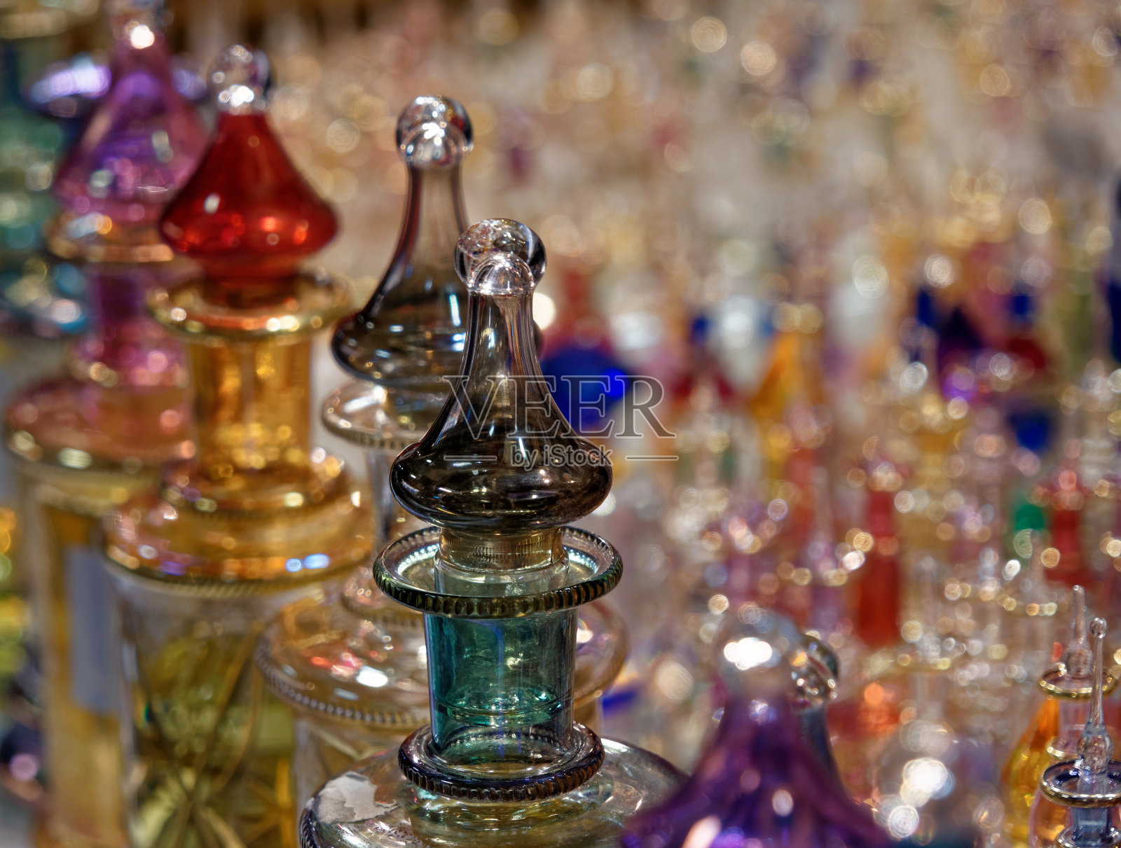 双耳罐与精油的香水从阿拉伯国家照片摄影图片