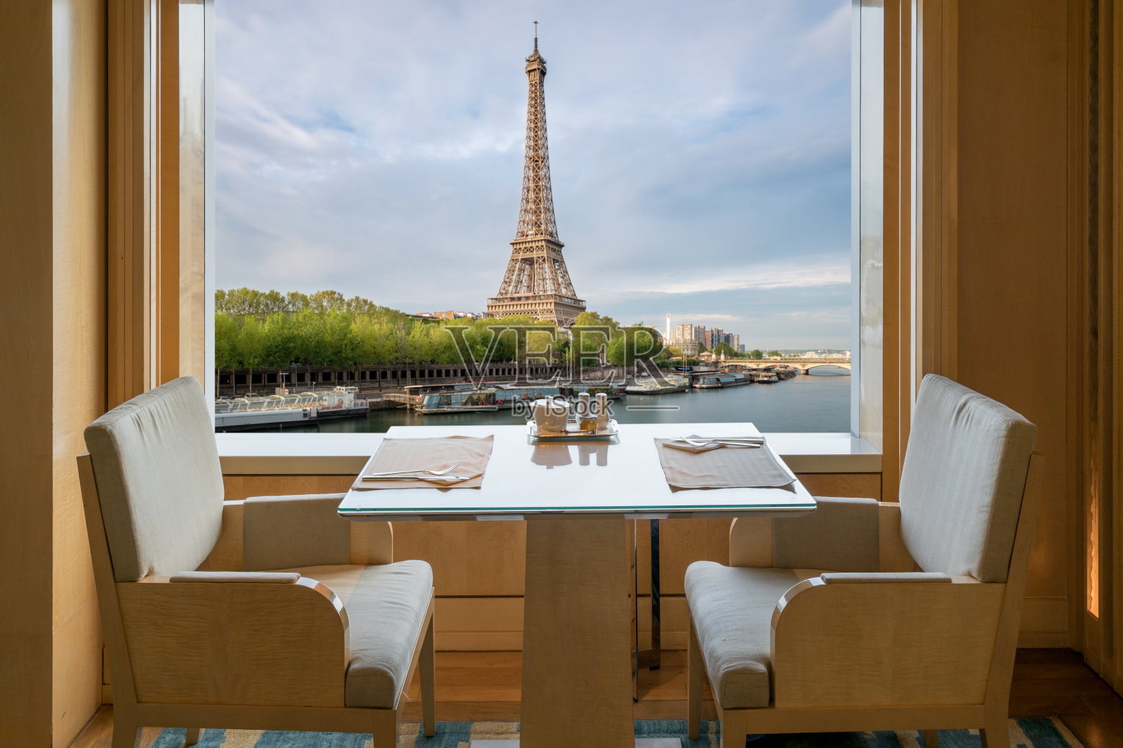 现代豪华餐厅内景与浪漫的埃菲尔铁塔和塞纳河在巴黎，法国。法国巴黎餐厅的餐桌。照片摄影图片
