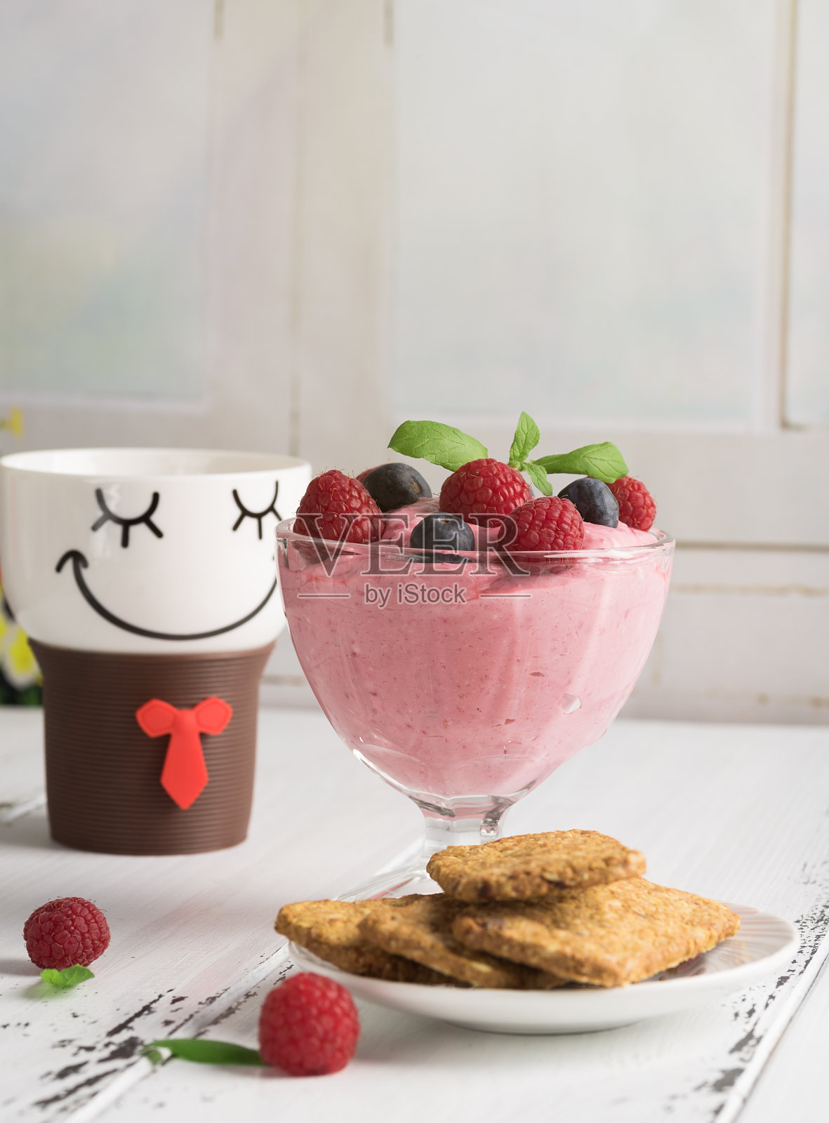 健康早餐:配新鲜蓝莓、树莓、多籽饼干和茶的凝乳蛋奶酥照片摄影图片