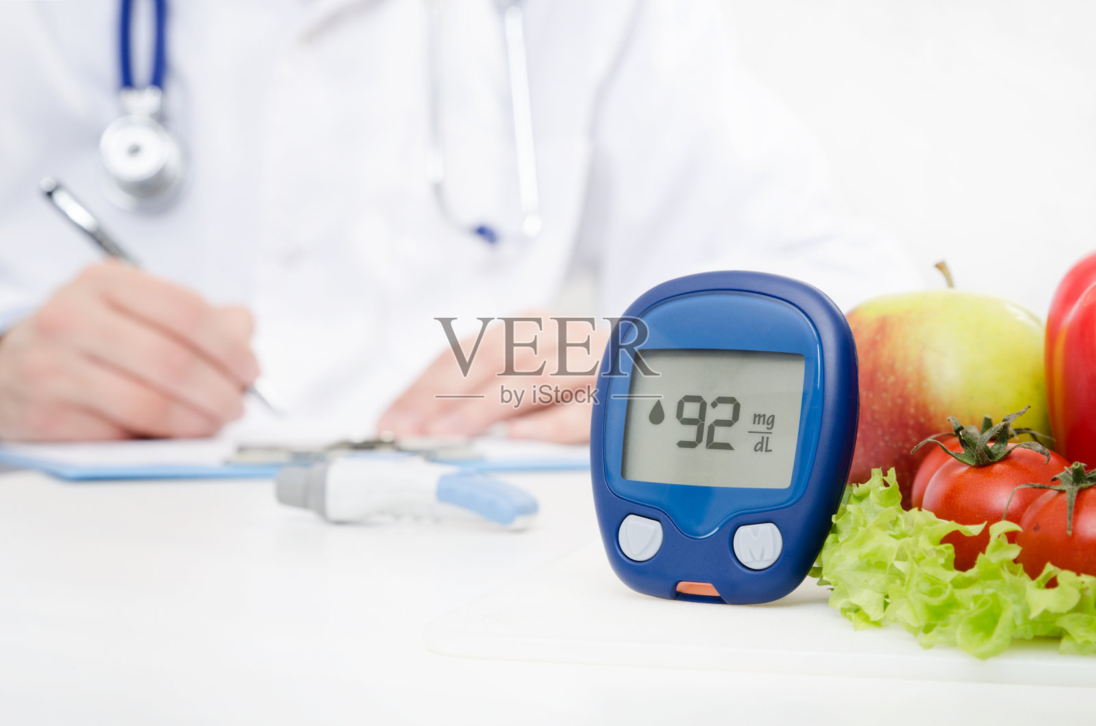 看医生的糖尿病。血糖仪和蔬菜概念照片摄影图片