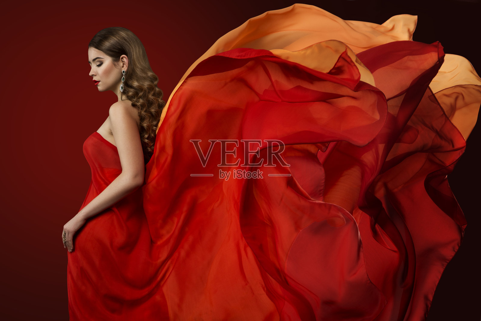 飘逸的女裙，飘逸的红色长裙，飘逸的丝绸照片摄影图片