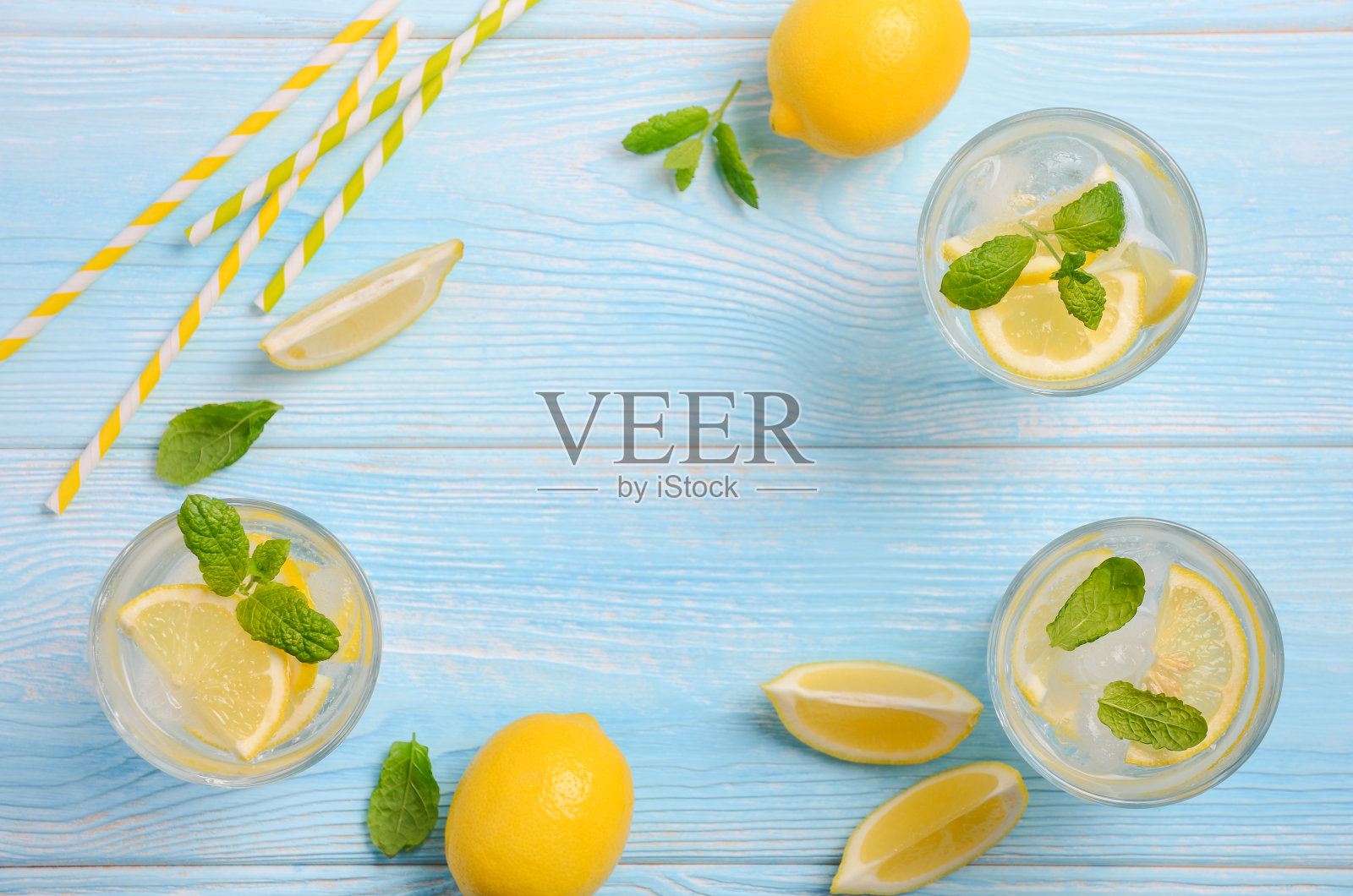 清凉的夏日饮品，柠檬和薄荷，浅蓝色的木质背景。照片摄影图片
