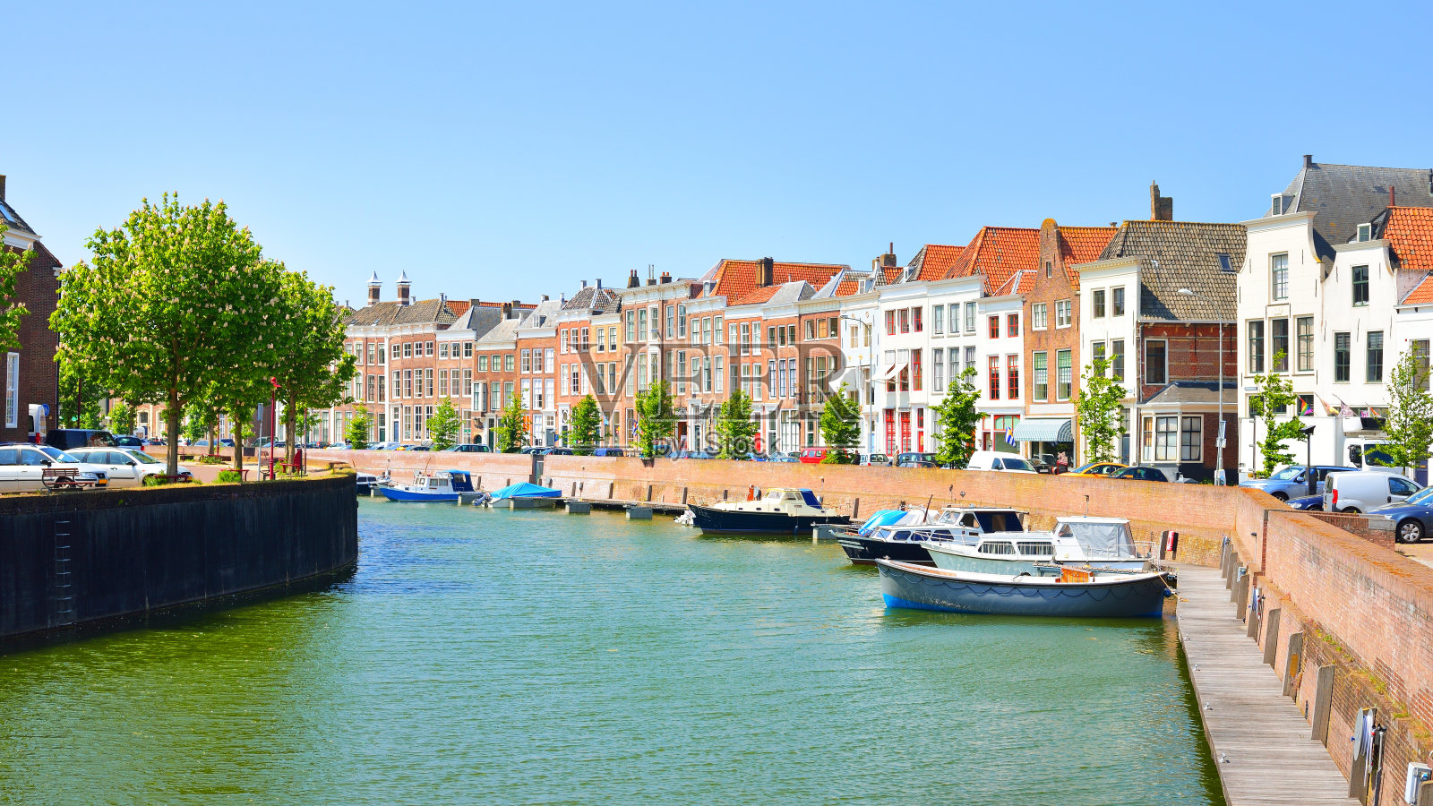 荷兰的米德尔堡。运河边有漂亮的房子和船。照片摄影图片