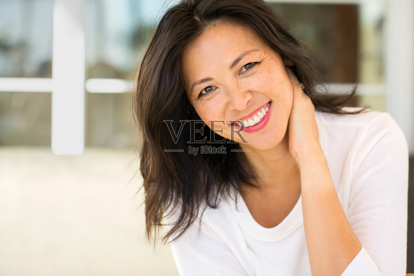 一个微笑的亚洲女人的肖像。照片摄影图片