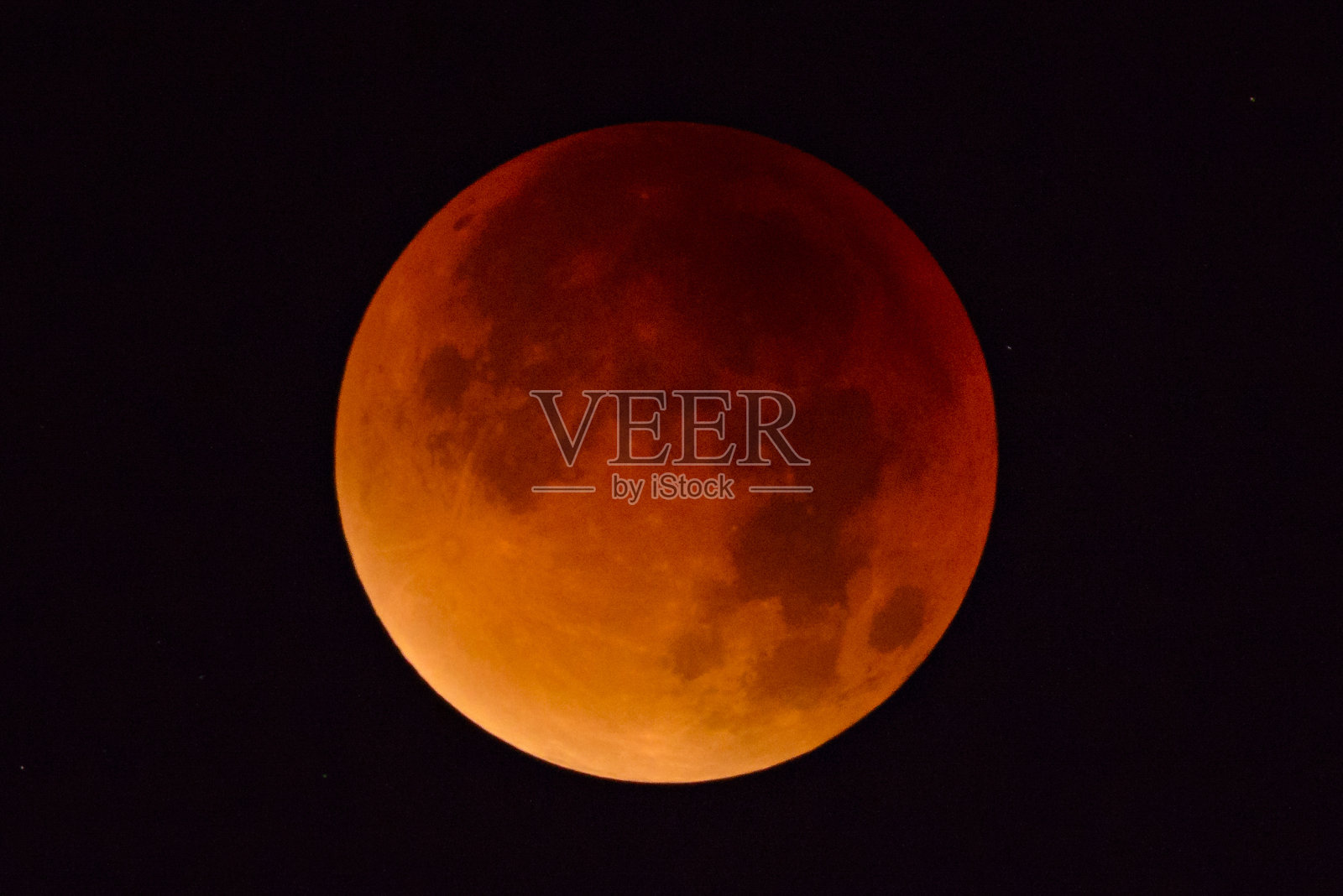 血月-满月月食在夜空中照片摄影图片