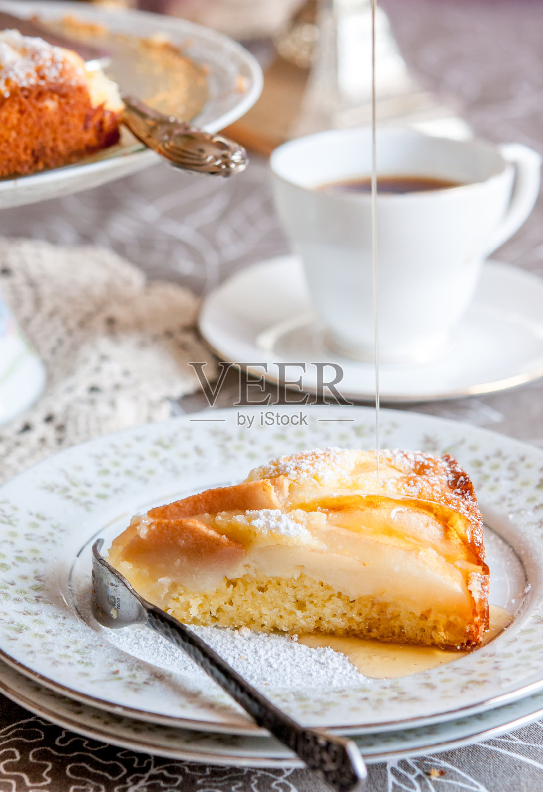 下午茶时间-枫糖浆滴在蛋糕上照片摄影图片
